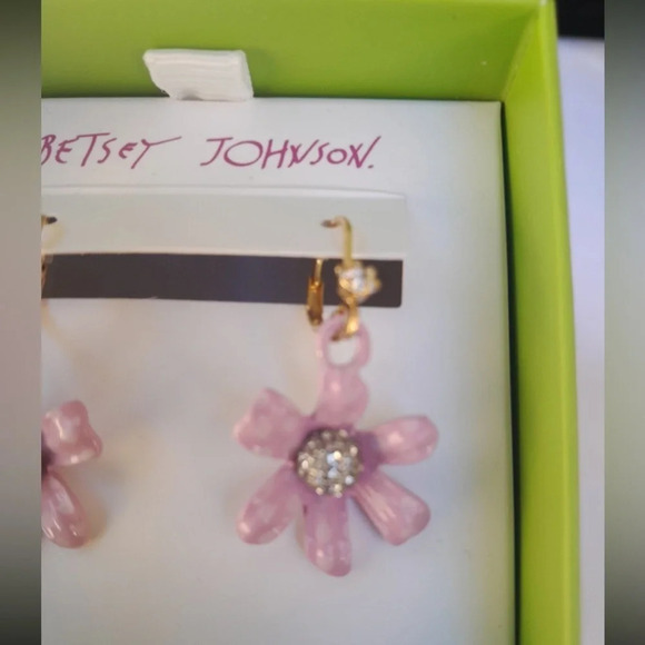 BETSEY JOHNSON Blush Pink Flower Floral Daisy Blossoms Drop Dangle Earrings NWT - Picture 2 of 6